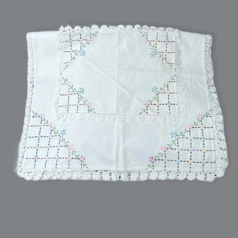 VTG Table Runner and Dresser Scarf Embroidered Floral w/ Crochet Edge 1‎ lg 1 sm